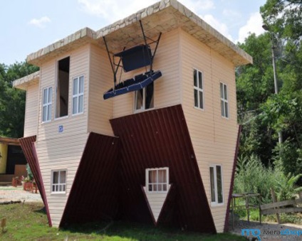 Casă cu capul în jos în kabardinka, drumuri de pace