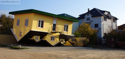 Casă cu capul în jos în kabardinka, drumuri de pace