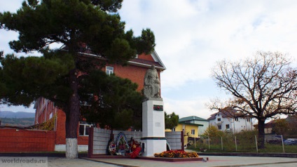 Casă cu capul în jos în kabardinka, drumuri de pace