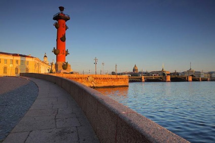 Obiectivele coloanelor rostrale din Sankt-Petersburg pe săgeata insulei Vasilievsky