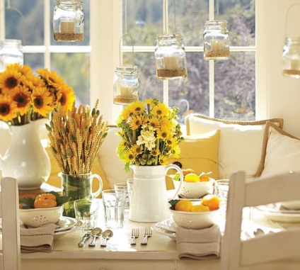 Setarea elegantă de masă cu flori, design interior, decorat de mâini proprii