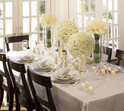 Setarea elegantă de masă cu flori, design interior, decorat de mâini proprii