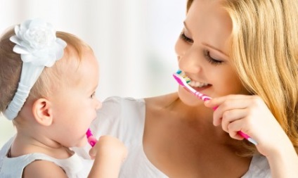 Cum să vă spălați dinții un copil într-un an