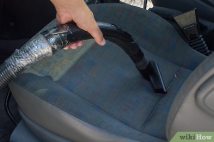 Hogyan kell tisztítani a műanyagot egy autóban?