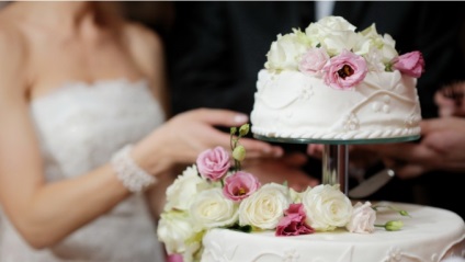 Hogyan szolgálja az esküvői torta