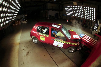 Cum trec testele de impact ale autoturismelor - știri în fotografii
