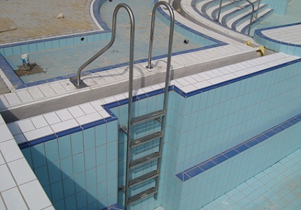 Cum de a alege o scară pentru piscină