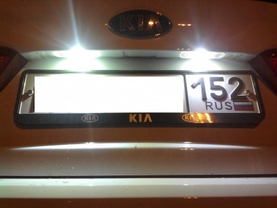 Cum să înlocuiți lampa de iluminat pentru plăcuța de înmatriculare kia rio sedan