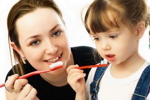 Când puteți începe să vă spălați dinții pentru un copil, periajul dinților, cum să-i învățați copilul
