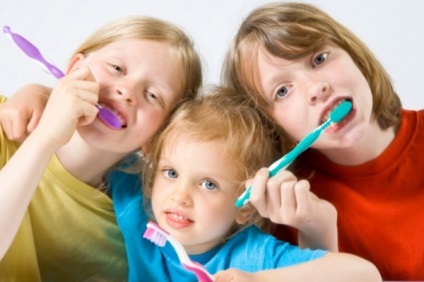 Când începeți să vă spălați dinții copilului, procedura de antrenament în sine