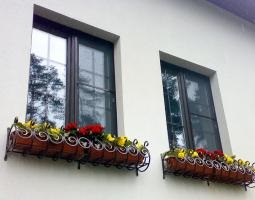Kovácsoltvas virágcserepeket az ablakban fal kovácsoltvas virágcserepek, ablak kovácsoltvas virágtartó, lógó