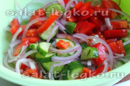 Salată de legume ușoară cu busuioc, roșii și castraveți