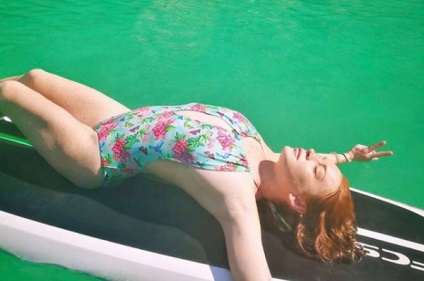 Lindsay Lohan în vacanță împarte fotografii într-un costum de baie și fără machiaj, o bârfă