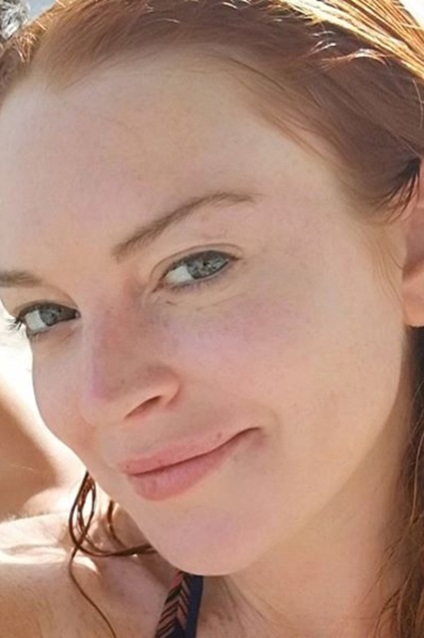 Lindsay Lohan nyaralás osztott kép egy fürdőruhát és smink nélkül, pletyka