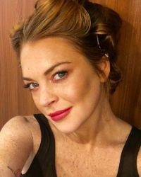 Lindsay Lohan úgy döntött, hogy megmutassam magam smink nélkül, de kifogott csaló