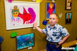 Tânărul artist tânăr star, Ivan Lomkin, desenează - picturi vii