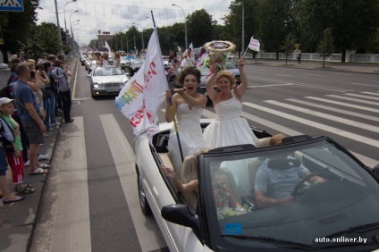 A felvonulást a menyasszony lányok jöttek a koncertek (fotó)