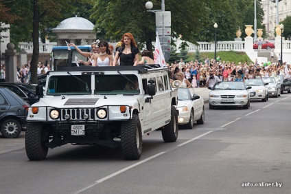 A felvonulást a menyasszony lányok jöttek a koncertek (fotó)