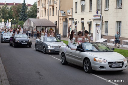 La parada de mirese, fetele au venit pe cabriolete (foto)