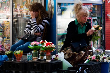 Lakói utcákon, mint az emberek keresnek a központban a Dnyeper, Dnyeper News