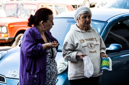 Lakói utcákon, mint az emberek keresnek a központban a Dnyeper, Dnyeper News