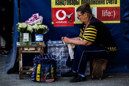 Lakói utcákon, mint az emberek keresnek a központban a Dnyeper, Dnyeper News