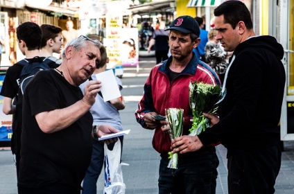 Lakói utcákon, mint az emberek keresnek a központban a Dnyeper, Dnyeper News