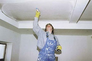 Curățați tavanul rapid și în siguranță