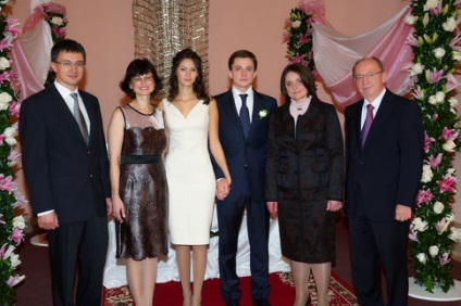 Oles Dovgy sa căsătorit fiica deputatului Poporului (principalul logodnic al Kievului Oles Dowgie, sa alăturat în cele din urmă