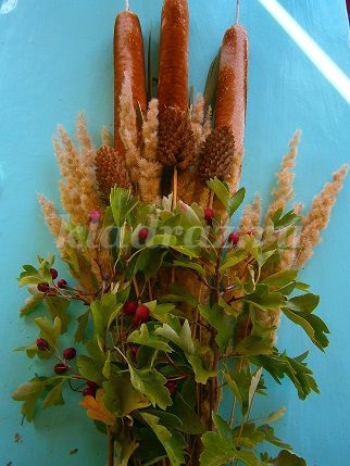 Toamnă buchet de materiale naturale cu mâinile lor