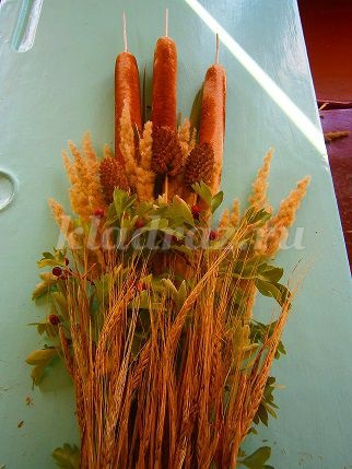 Toamnă buchet de materiale naturale cu mâinile lor