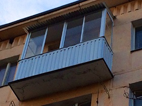 Az erkély üvegezése Hruscsovban 27 ezer rubel