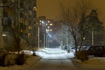 Iluminarea teritoriului adiacent al unui bloc de apartamente