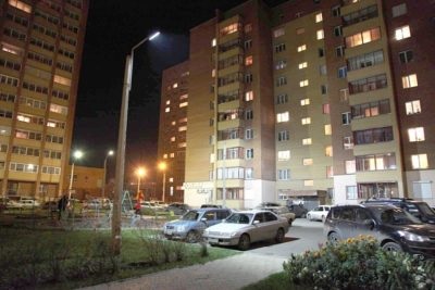 Iluminarea teritoriului adiacent al legii construcției de apartamente cu privire la iluminarea zonei curții, precum și