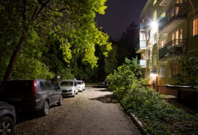 Iluminarea teritoriului adiacent al legii construcției de apartamente cu privire la iluminarea zonei curții, precum și