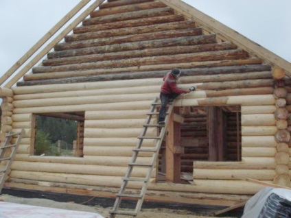 Finisarea caracteristicilor cabinelor din piele exterioară a unei case din busteni rotunzi, fotografii video
