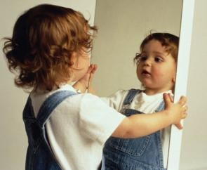 A gyermek és egy tükröt, hogy a gyermek látja a tükörben, a gyermek és az anya
