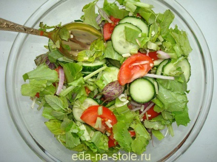 Salată de legume cu busuioc, masă pe masă