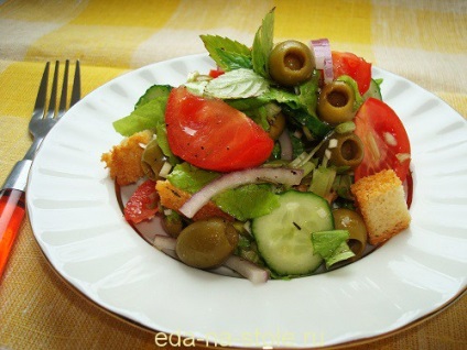 Salată de legume cu busuioc, masă pe masă