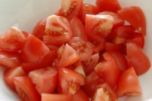 Salată de roșii și castraveți cu secret de gătit de busuioc