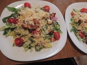 Salată de Caesar cu salată de pui și salată verde