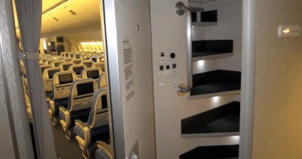 Locul secret în avionul în care stewardesa dormi - viața sub lampă!