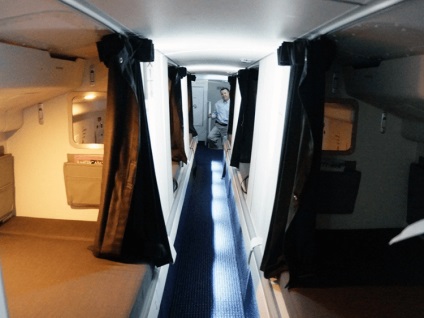 Locul secret în avionul în care stewardesa dormi - viața sub lampă!