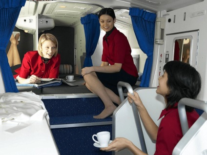 Locul secret în avionul în care stewardesa dormi - viața sub lampă!