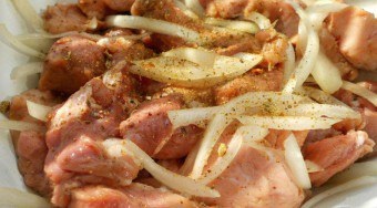 Shish kebab într-o tigaie de porc, carne de pui, carne de vită și alte soiuri