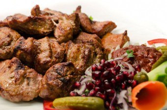 Shish kebab într-o tigaie de porc, carne de pui, carne de vită și alte soiuri