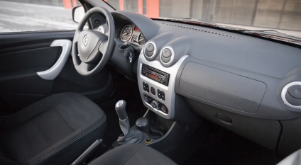 Ne uităm la sandero renault hatchback de la înălțimea treptei sandero