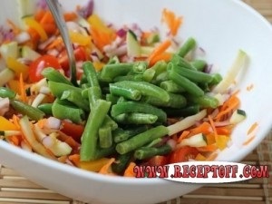 Carne de pui cu legume în cuptor, gustoasă și ușoară!