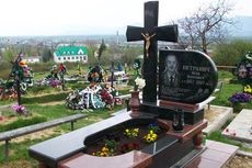 Placă pe cimitir - de la frecare