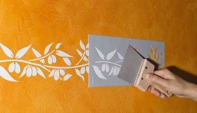 Șabloane pe tapet pentru pictura, pentru lichide, desene pe mâini proprii (interioare foto)